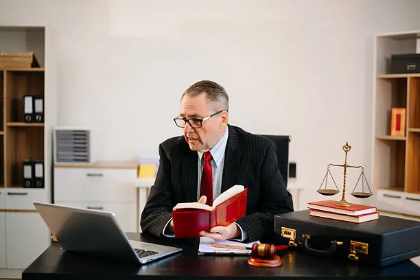 محامي مختص قضايا عمالية